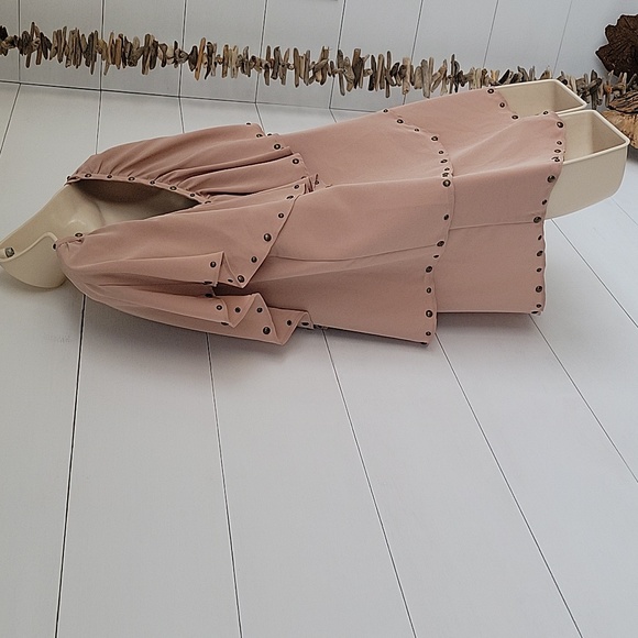 Hannah G. Ruffled Beige Top Size Small - Picture 4 of 16